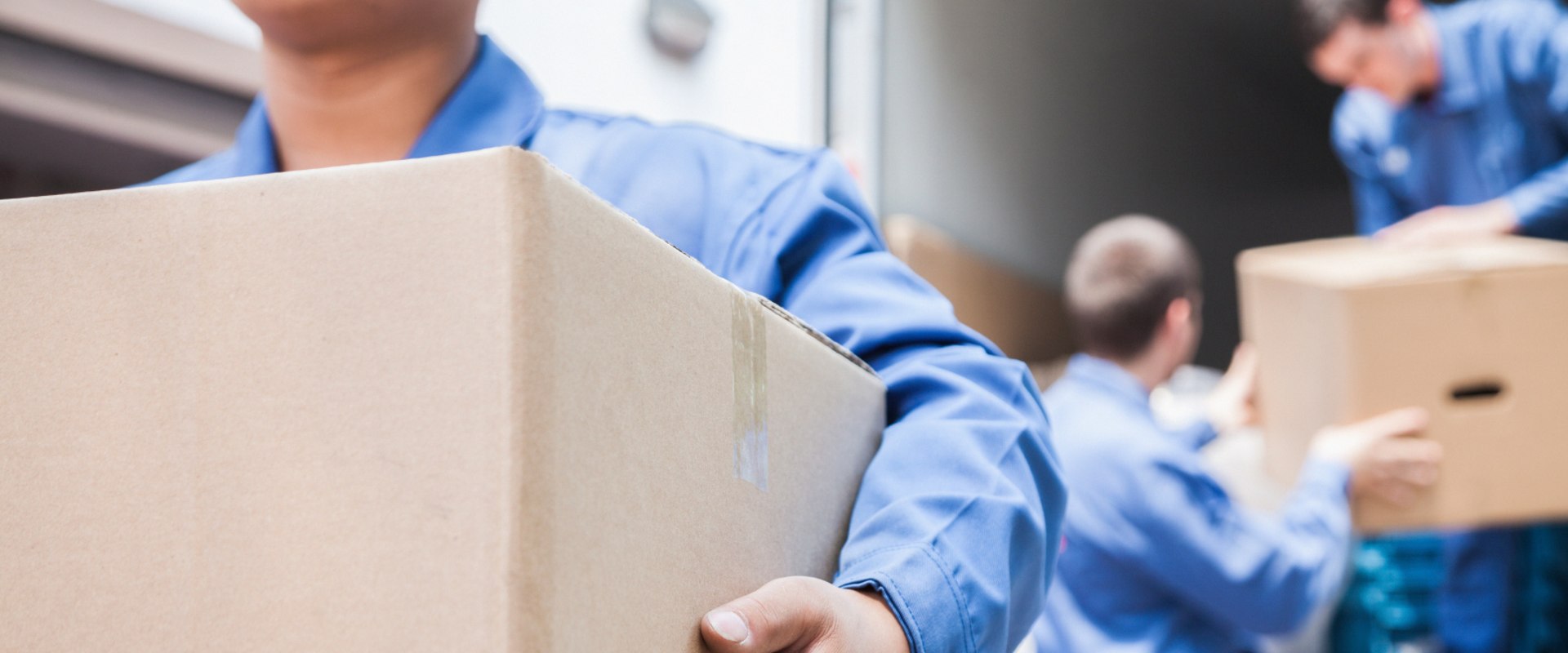 What is the cheapest day to hire a moving company?